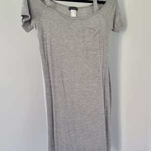 T-shirt dress, straps with shoulders out, pocket at top of dress